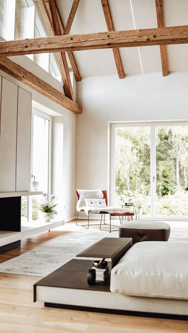 Walter-Knoll-Möbel im hellen Wohnzimmer-Loft unter dem historischen Dachstuhl.